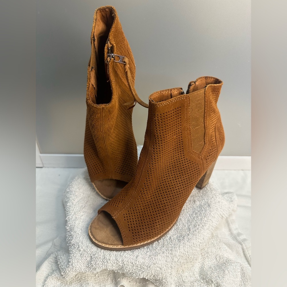 Toms Majorca Peep Toe Cinnamon Suede Perforated Bootie (8.5 Wide)